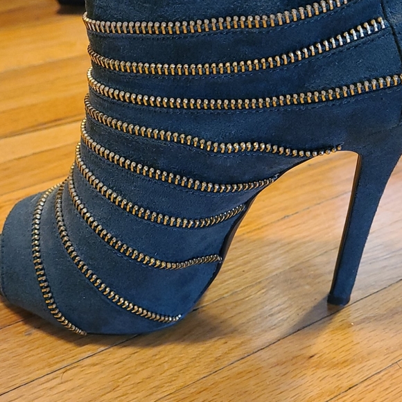 Shoes - Picture 3 of 3